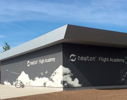 Newton Flight Academy avautui Bodøssä 17.6. Rakennus on päällystetty STENI Vision -julkisivulevyillä, joissa on ilmailuun liittyvä kuvitus.