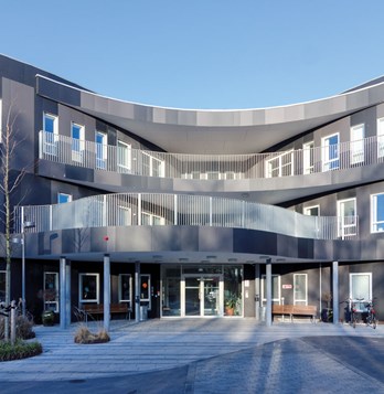 Kahdella eri värisävyllään ja geometrisellä muodollaan vaikutuksen tekevä Tanskan Holbækissa sijaitseva Samsøvej Plejesenter -hoivakoti toivottaa sinut tervetulleeksi.